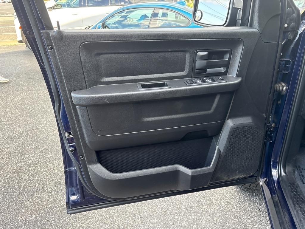 RAM 1500 4WD Quad Cab 140.5" Express 2016