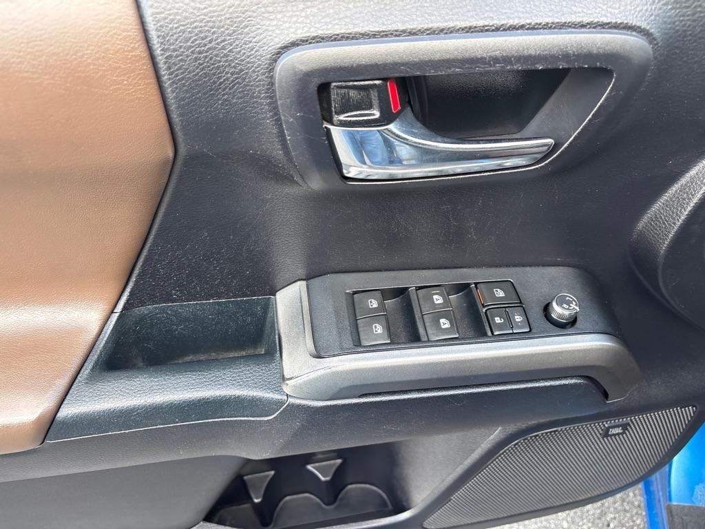 Toyota Tacoma Limited Double Cab 5' Bed V6 4x4 AT (Natl) 2017
