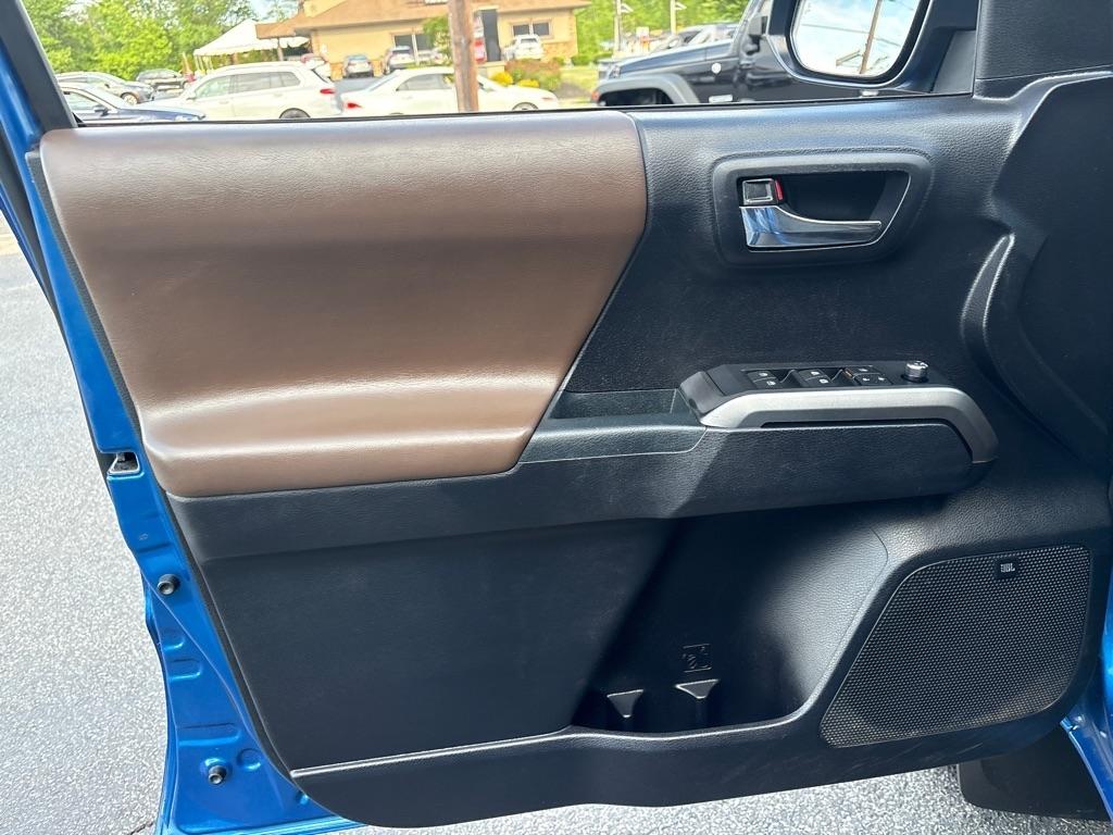 Toyota Tacoma Limited Double Cab 5' Bed V6 4x4 AT (Natl) 2017