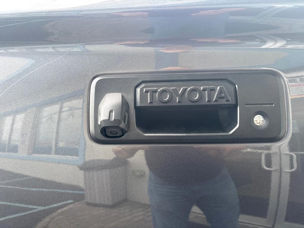 Toyota Tundra 4WD Truck CrewMax 5.7L V8 6-Spd AT SR5 (Natl) 2016