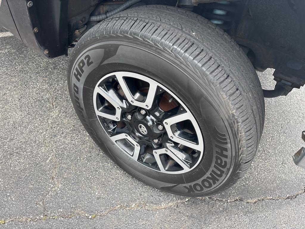 Toyota Tundra 4WD Truck CrewMax 5.7L V8 6-Spd AT SR5 (Natl) 2016