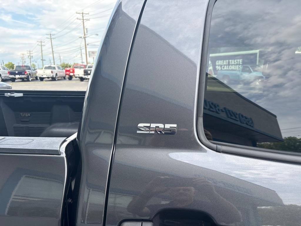 Toyota Tundra 4WD Truck CrewMax 5.7L V8 6-Spd AT SR5 (Natl) 2016