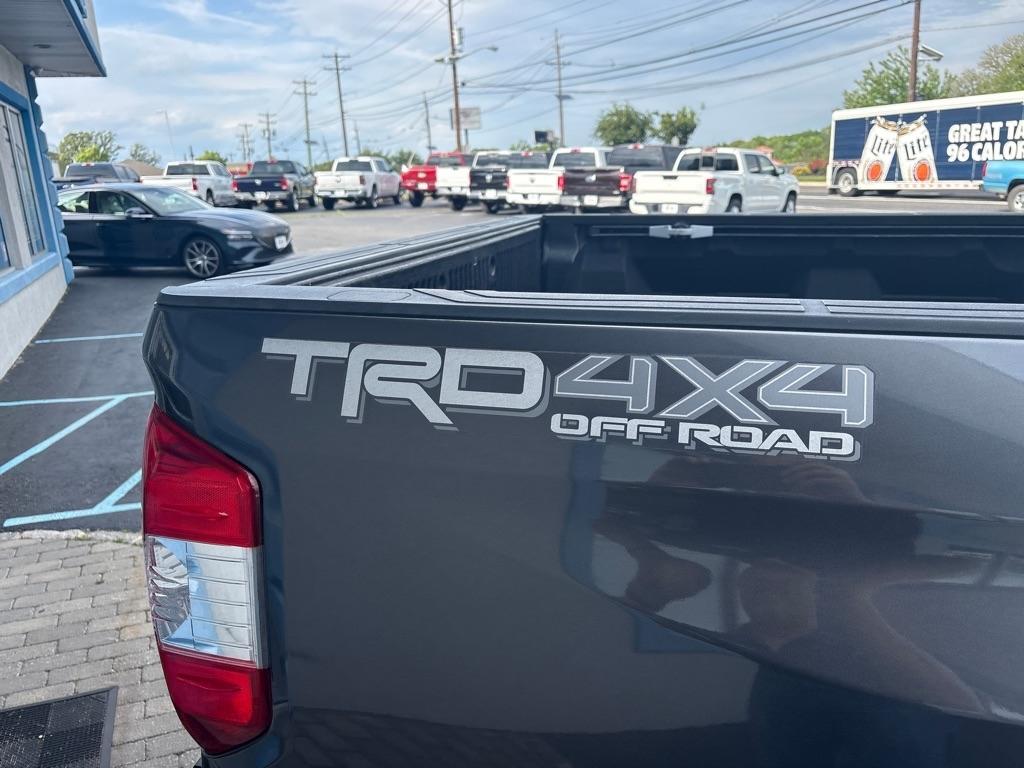 Toyota Tundra 4WD Truck CrewMax 5.7L V8 6-Spd AT SR5 (Natl) 2016