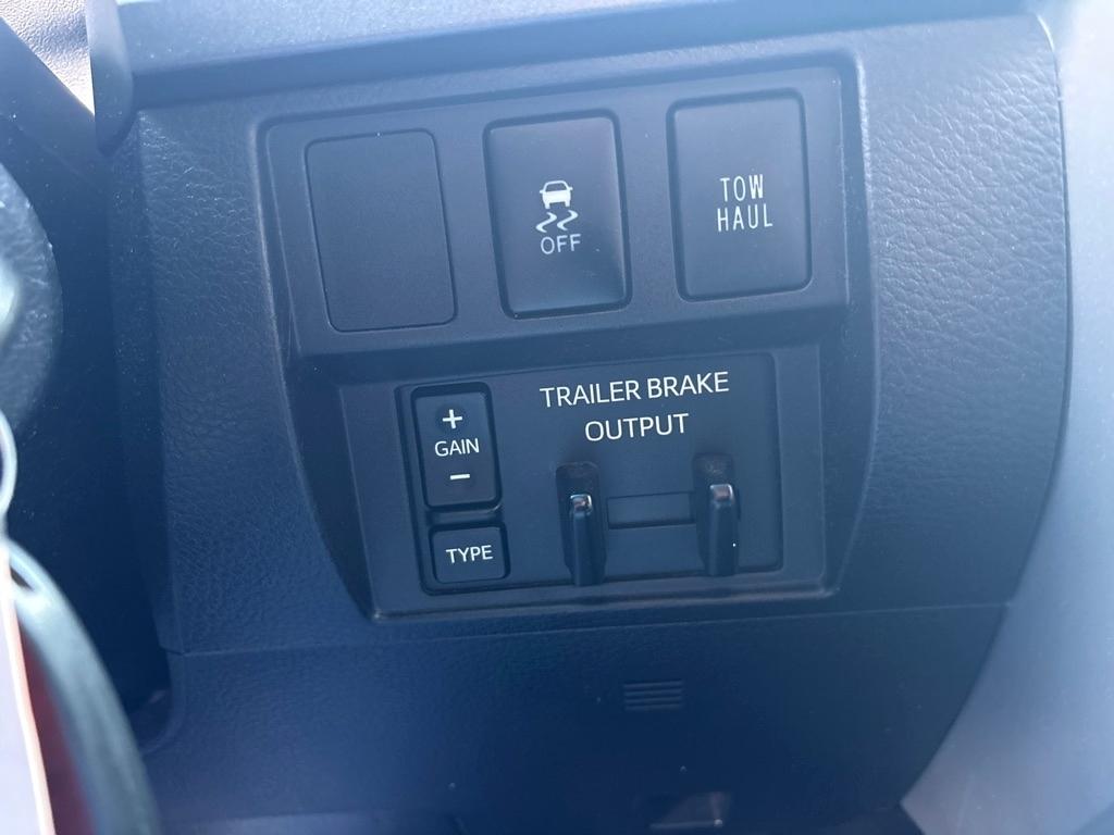 Toyota Tundra 4WD Truck CrewMax 5.7L V8 6-Spd AT SR5 (Natl) 2016