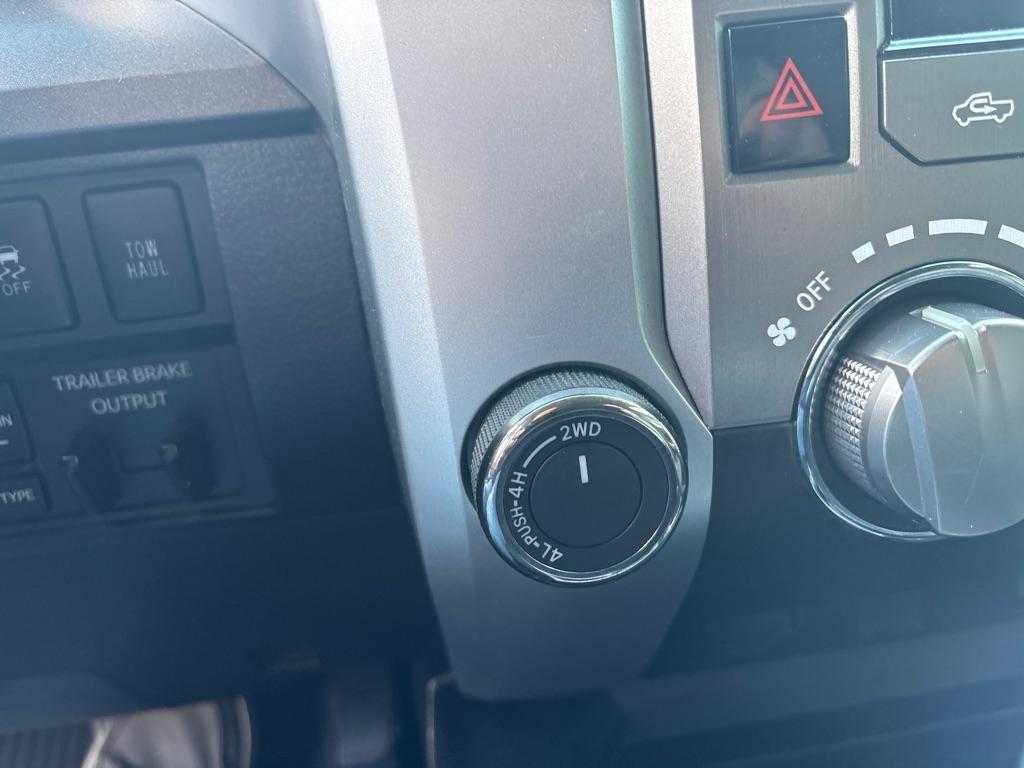 Toyota Tundra 4WD Truck CrewMax 5.7L V8 6-Spd AT SR5 (Natl) 2016