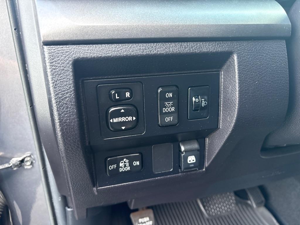 Toyota Tundra 4WD Truck CrewMax 5.7L V8 6-Spd AT SR5 (Natl) 2016