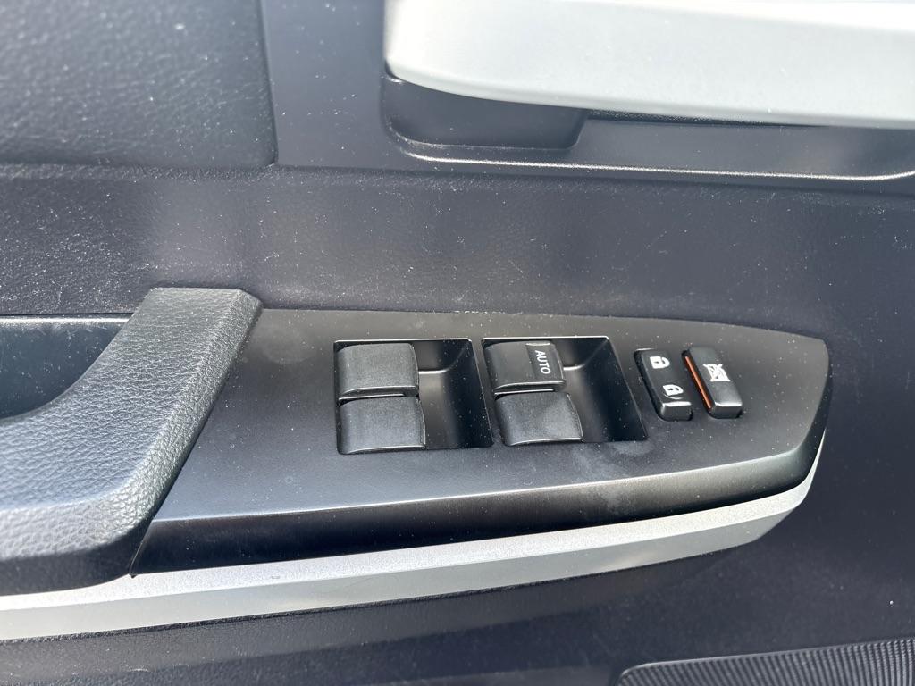 Toyota Tundra 4WD Truck CrewMax 5.7L V8 6-Spd AT SR5 (Natl) 2016
