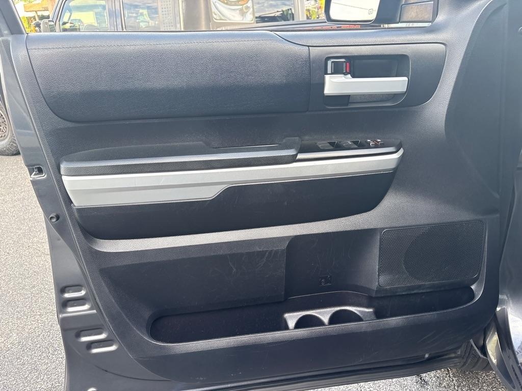 Toyota Tundra 4WD Truck CrewMax 5.7L V8 6-Spd AT SR5 (Natl) 2016