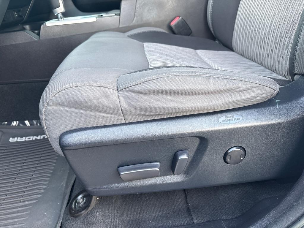 Toyota Tundra 4WD Truck CrewMax 5.7L V8 6-Spd AT SR5 (Natl) 2016