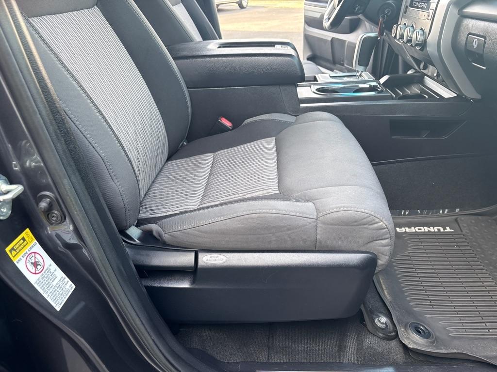 Toyota Tundra 4WD Truck CrewMax 5.7L V8 6-Spd AT SR5 (Natl) 2016
