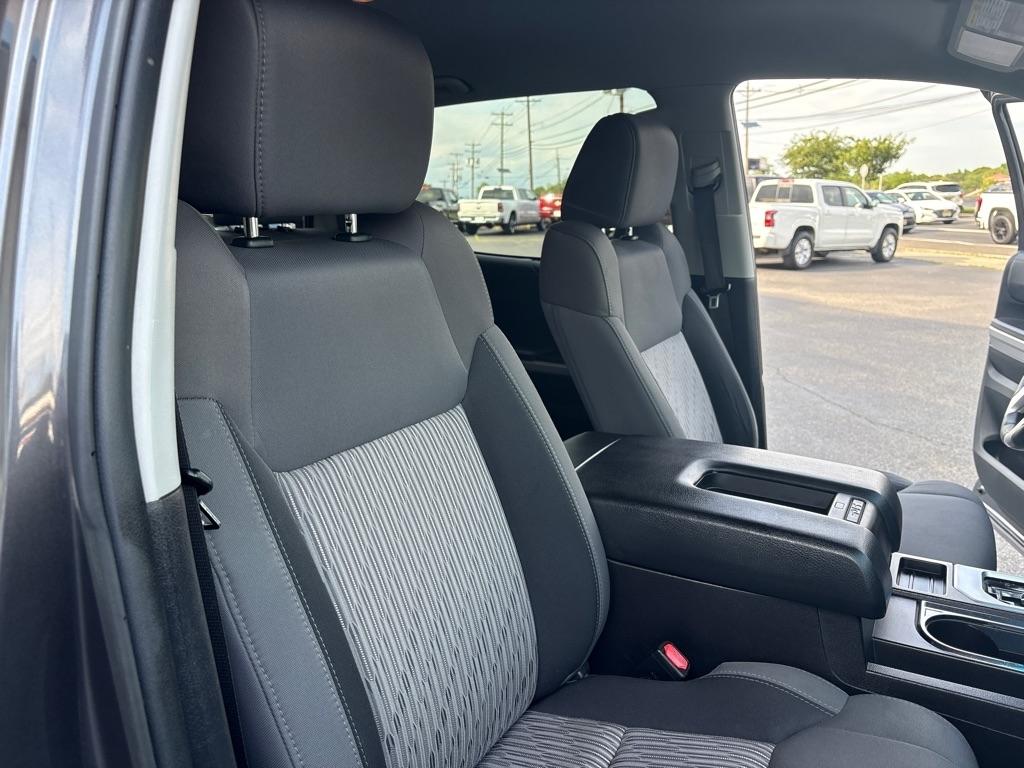 Toyota Tundra 4WD Truck CrewMax 5.7L V8 6-Spd AT SR5 (Natl) 2016