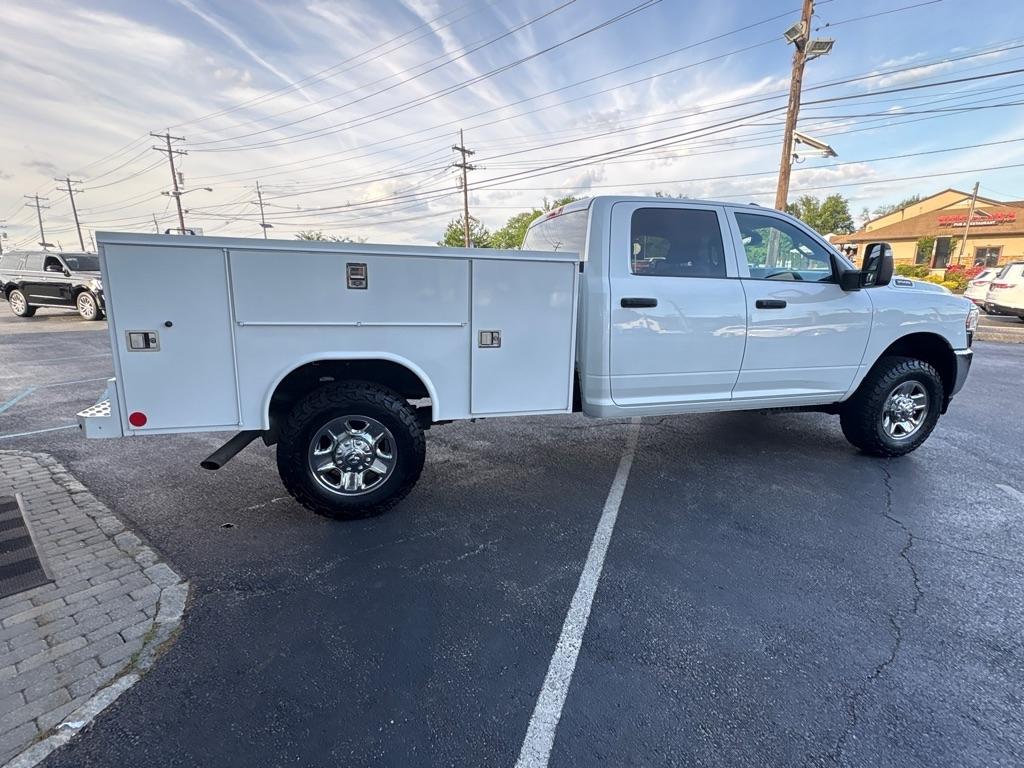 RAM 3500 Tradesman 4x4 Crew Cab 8' Box 2023
