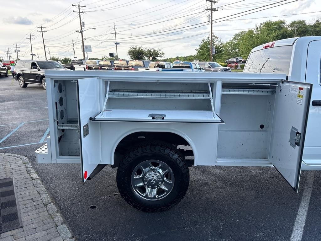 RAM 3500 Tradesman 4x4 Crew Cab 8' Box 2023