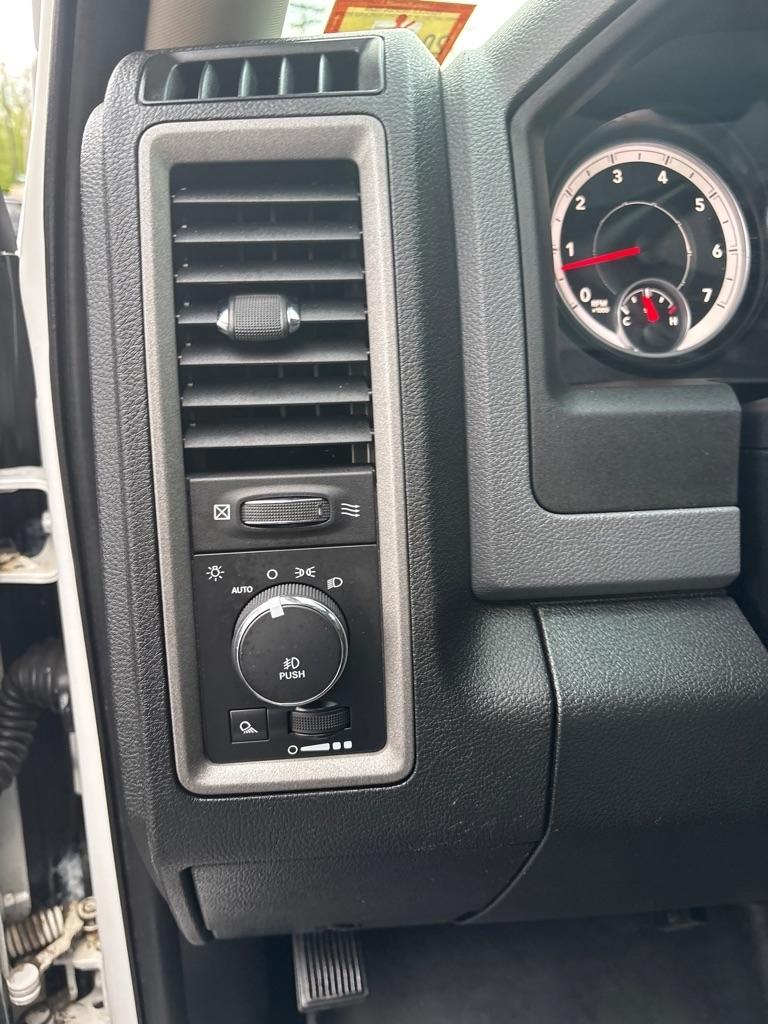 RAM 1500 2WD Crew Cab 140.5" Express 2015