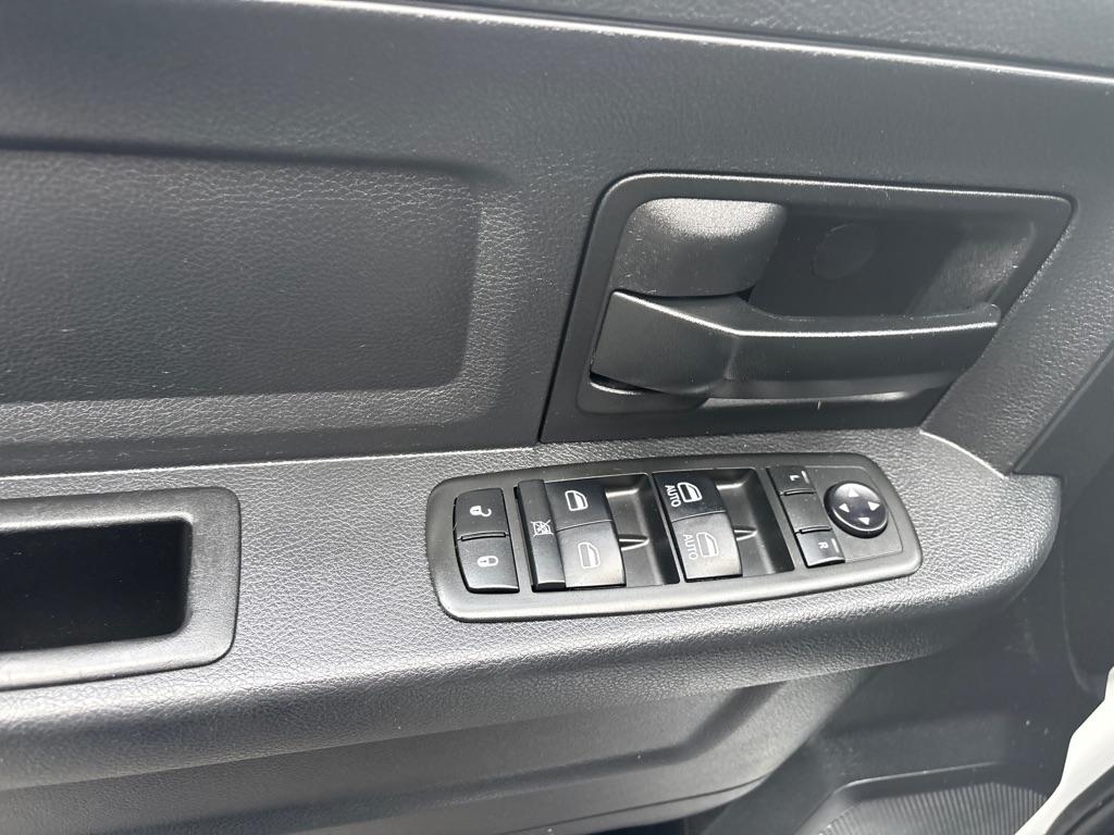 RAM 1500 2WD Crew Cab 140.5" Express 2015