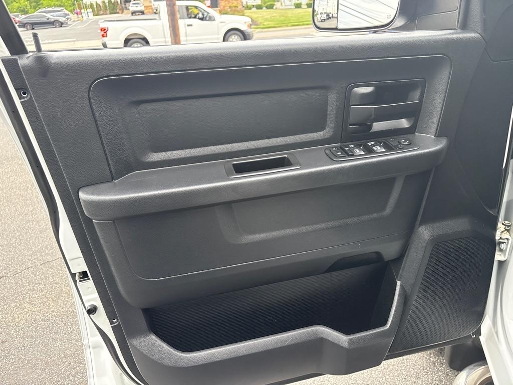 RAM 1500 2WD Crew Cab 140.5" Express 2015