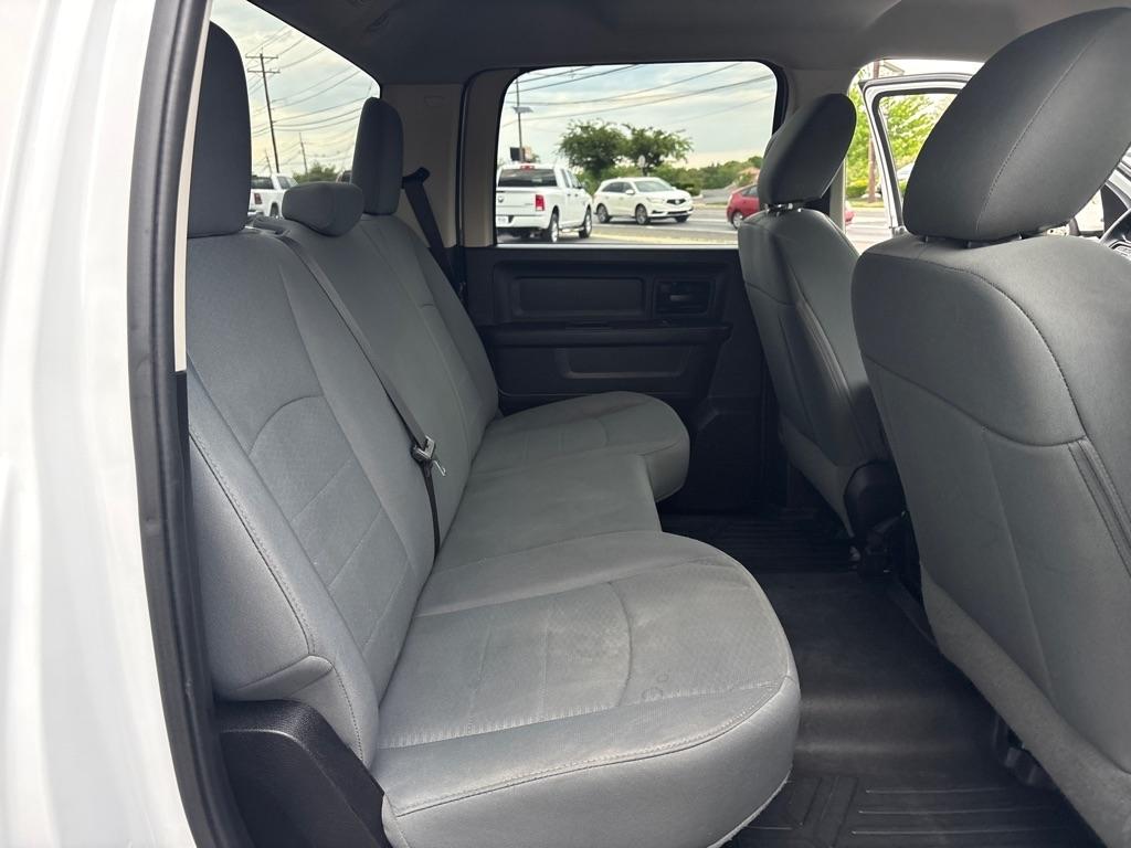 RAM 1500 2WD Crew Cab 140.5" Express 2015