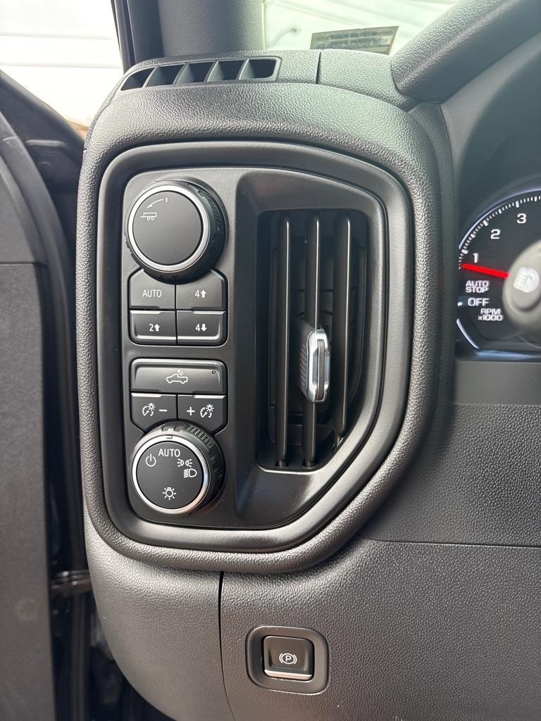 Chevrolet Silverado 1500 4WD Crew Cab 147" Custom Trail Boss 2022