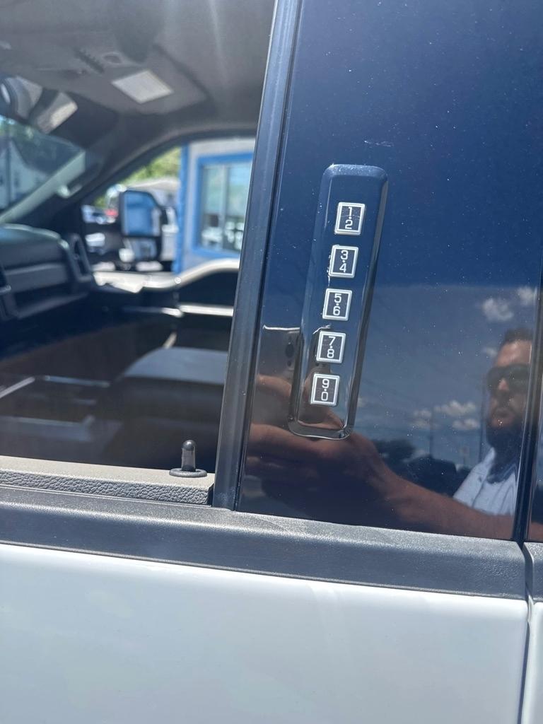 Ford Super Duty F-250 SRW King Ranch 4WD Crew Cab 8' Box 2022