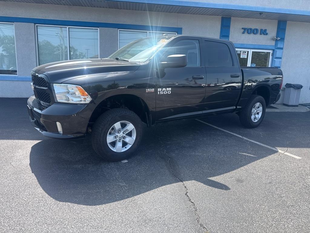RAM 1500 Express 4x4 Crew Cab 5'7" Box 2017