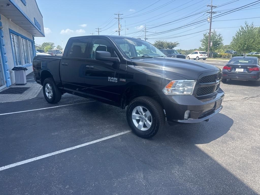 RAM 1500 Express 4x4 Crew Cab 5'7" Box 2017