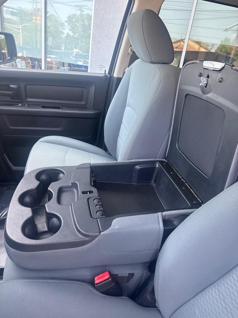 RAM 1500 Express 4x4 Crew Cab 5'7" Box 2017