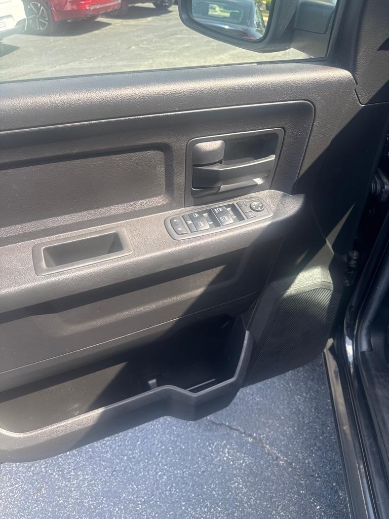 RAM 1500 Express 4x4 Crew Cab 5'7" Box 2017