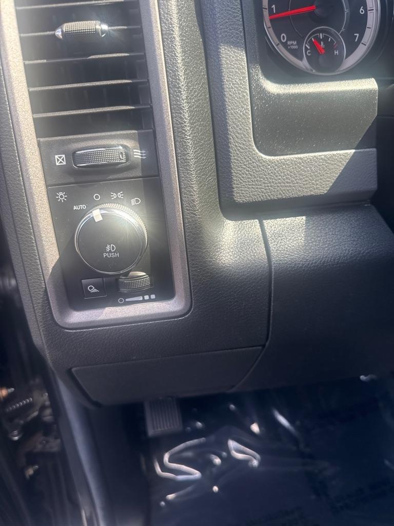 RAM 1500 Express 4x4 Crew Cab 5'7" Box 2017