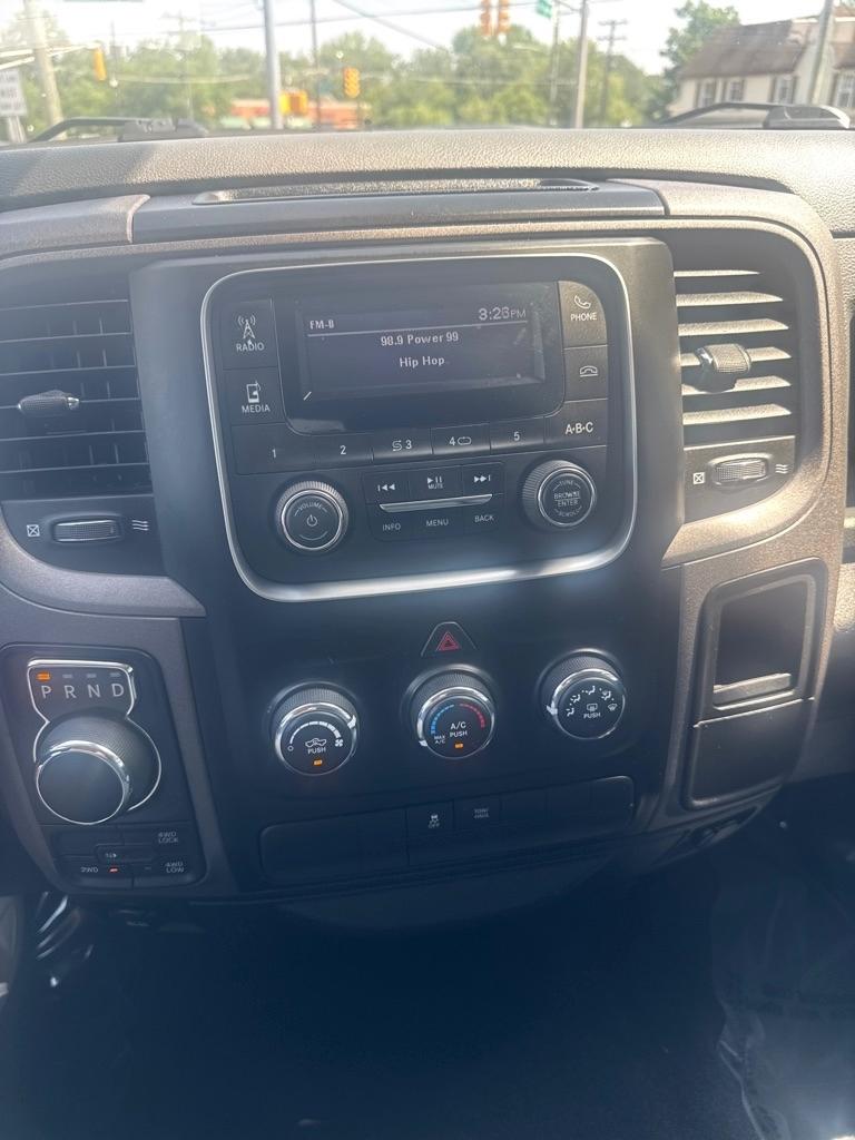 RAM 1500 Express 4x4 Crew Cab 5'7" Box 2017