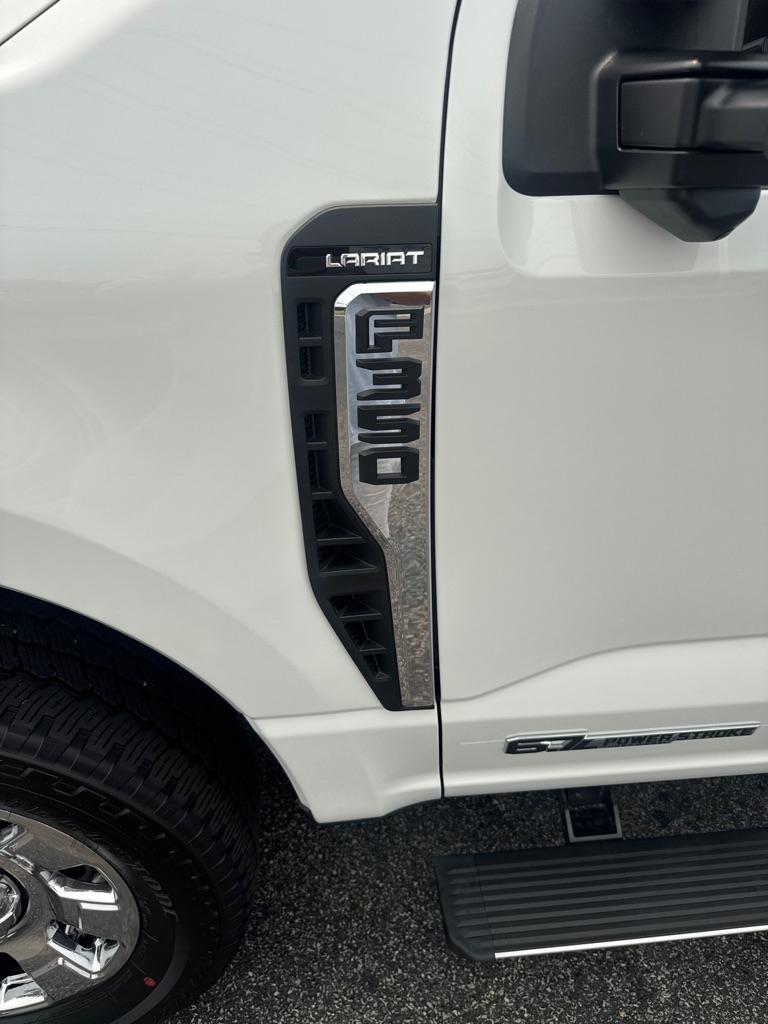 Ford Super Duty F-350 SRW Lariat 4WD Crew Cab 8' Box 2026
