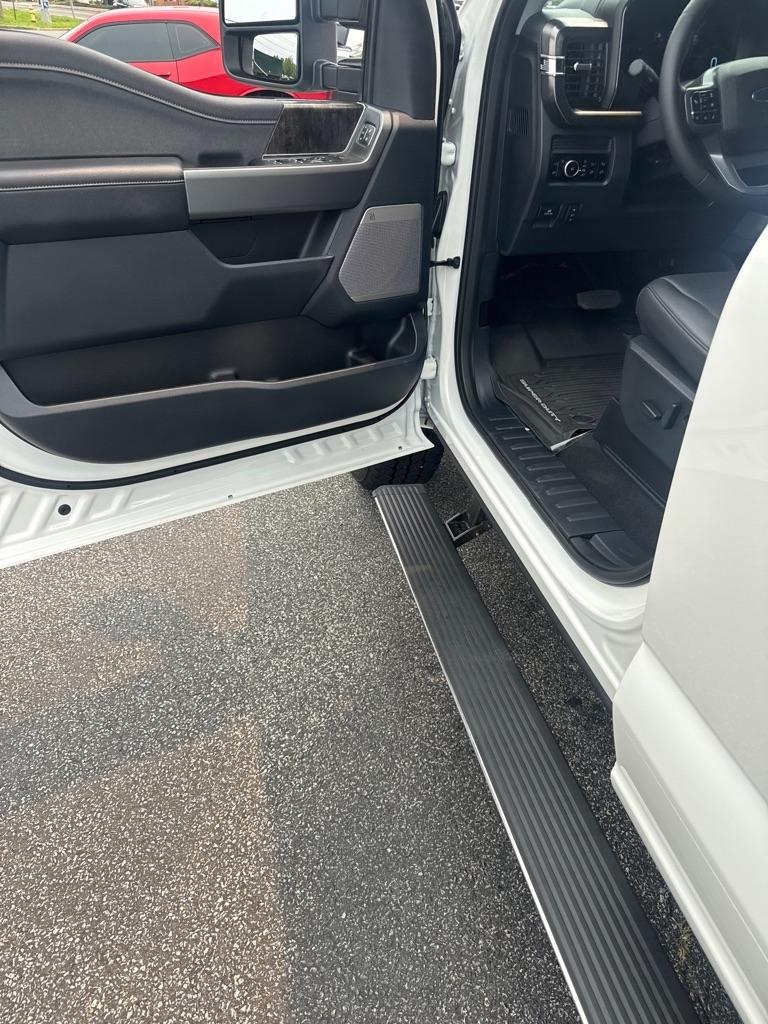 Ford Super Duty F-350 SRW Lariat 4WD Crew Cab 8' Box 2026