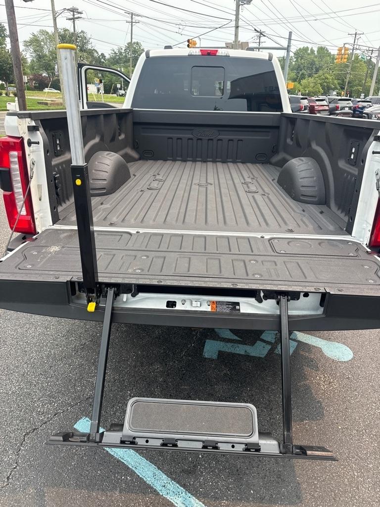 Ford Super Duty F-350 SRW Lariat 4WD Crew Cab 8' Box 2026