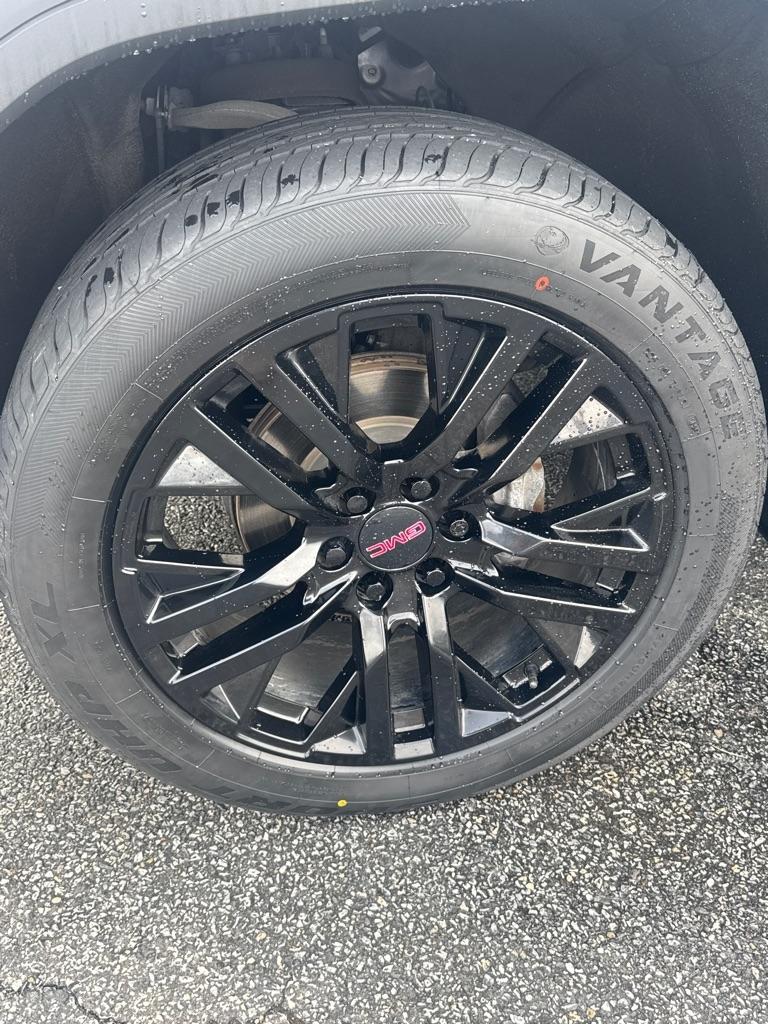 GMC Sierra 1500 4WD Crew Cab 147" Denali 2023