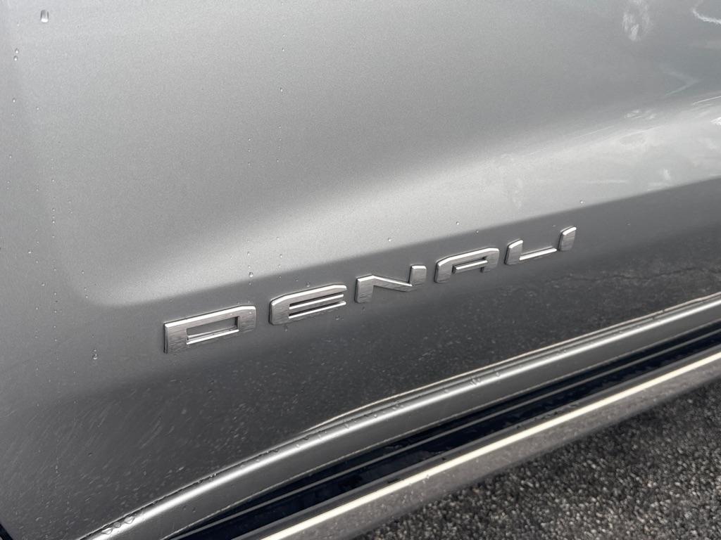 GMC Sierra 1500 4WD Crew Cab 147" Denali 2023