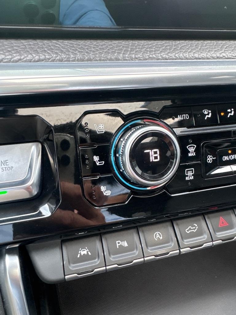 GMC Sierra 1500 4WD Crew Cab 147" Denali 2023