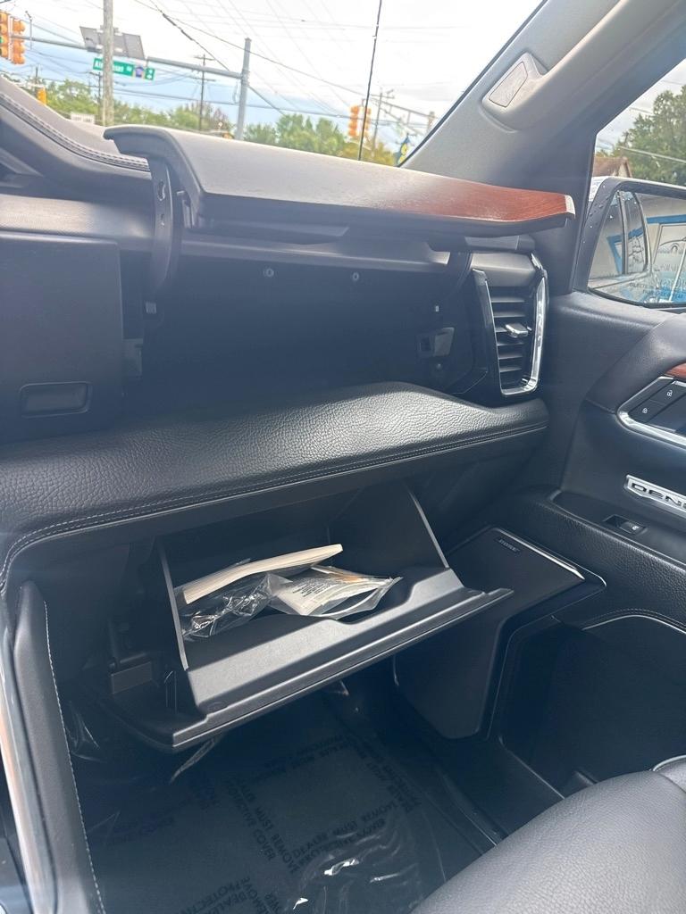 GMC Sierra 1500 4WD Crew Cab 147" Denali 2023