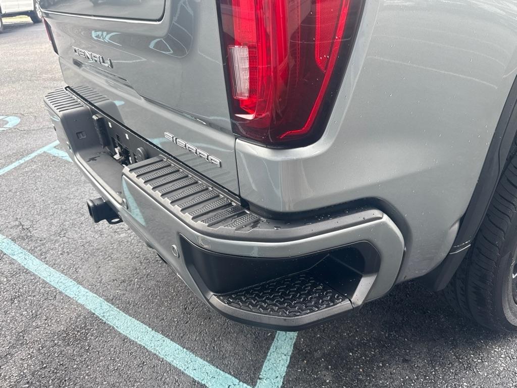 GMC Sierra 1500 4WD Crew Cab 147" Denali 2023