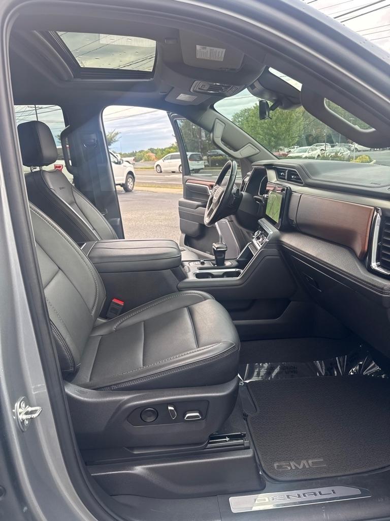 GMC Sierra 1500 4WD Crew Cab 147" Denali 2023