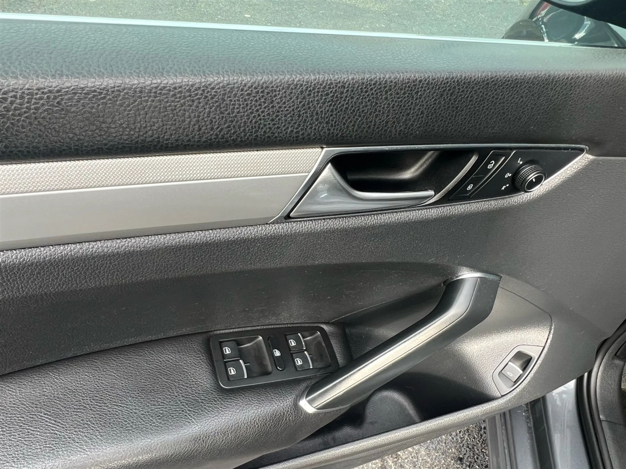 2016 Volkswagen Passat S photo 29