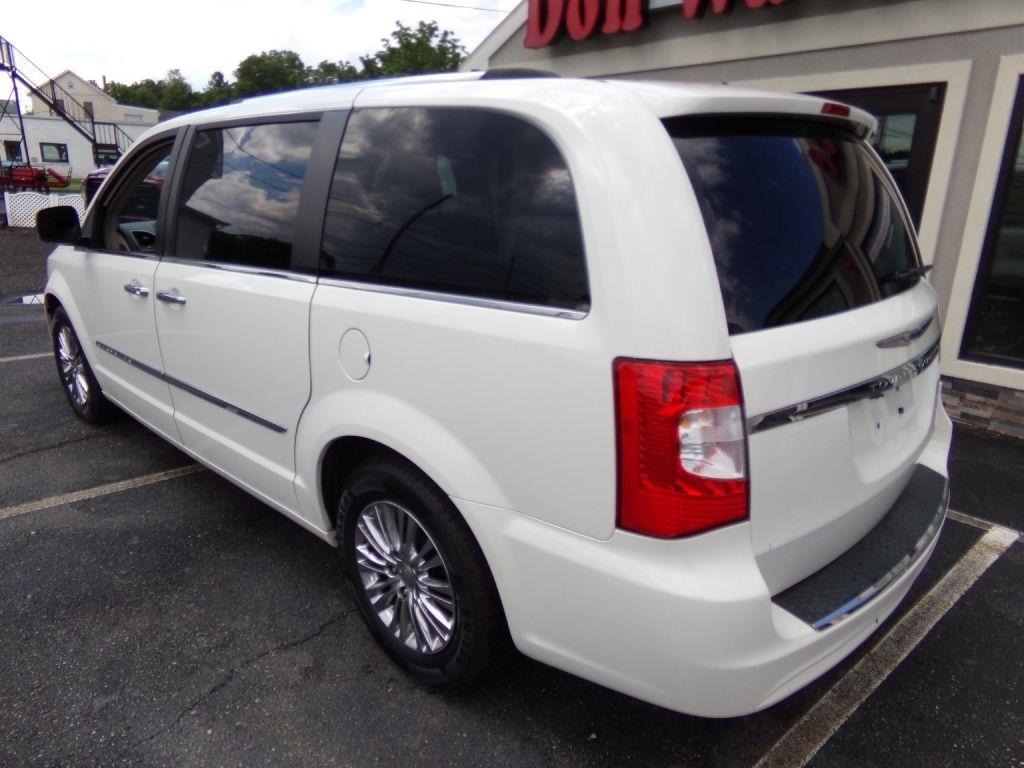 Chrysler Town & Country  2011
