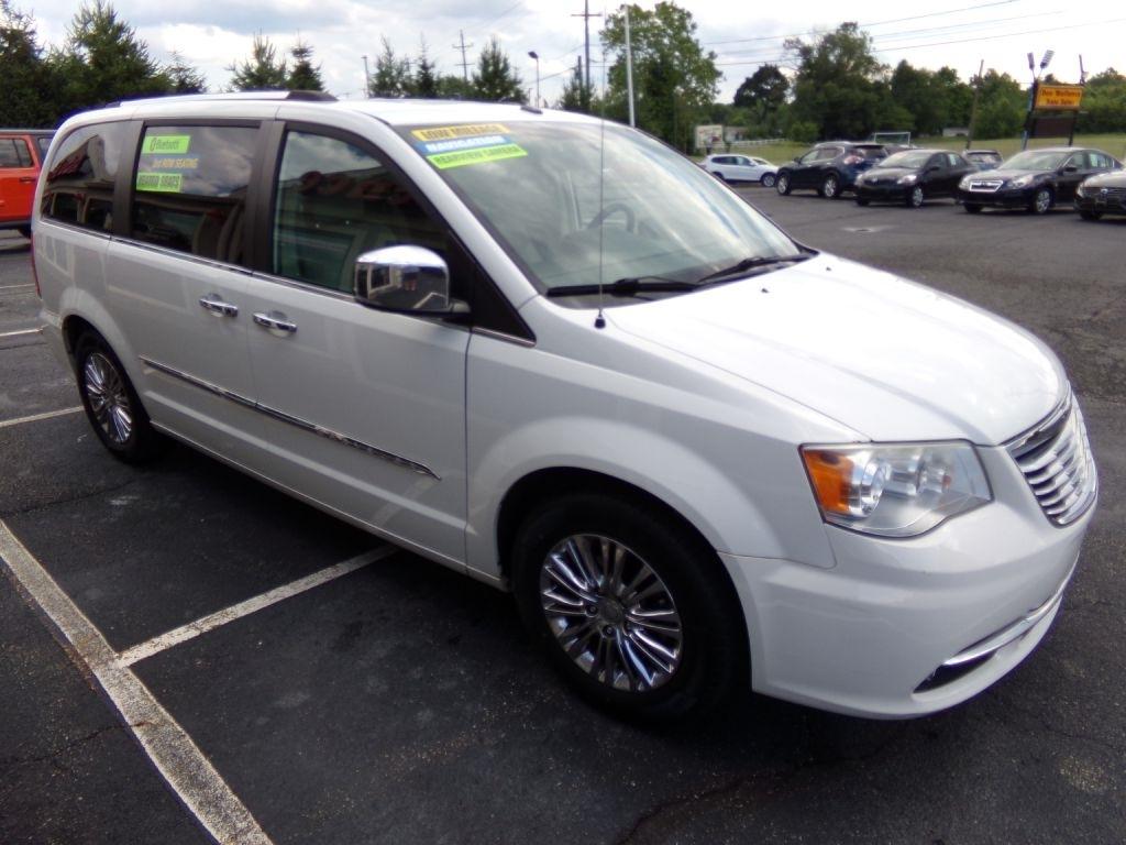 Chrysler Town & Country  2011