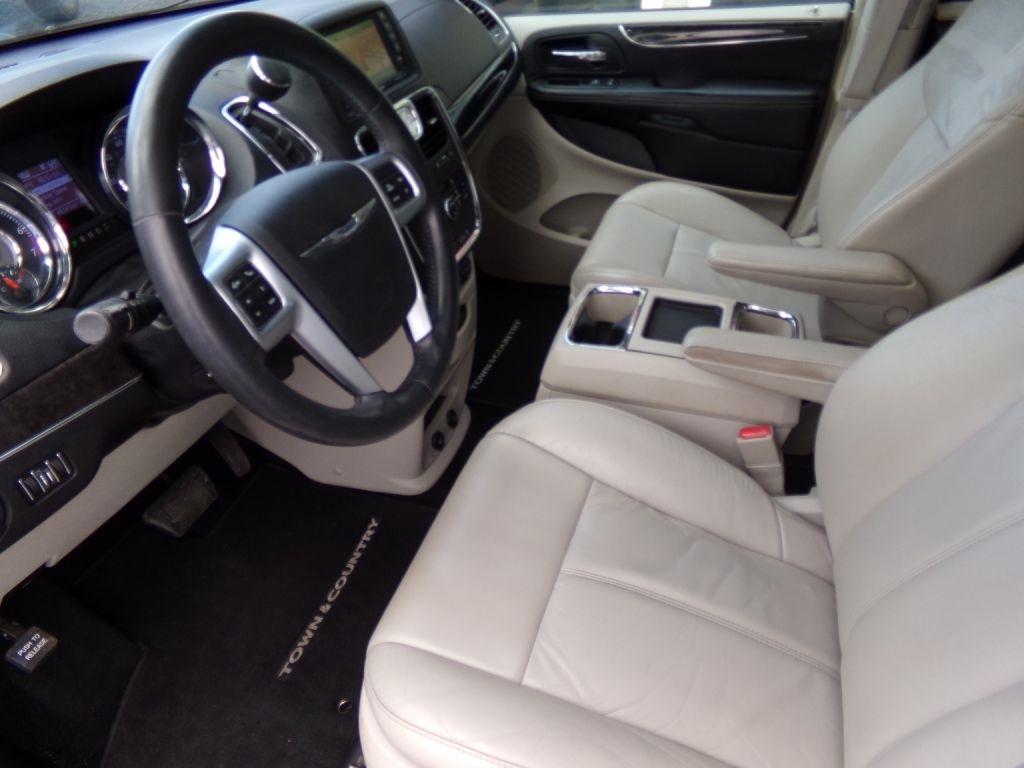 Chrysler Town & Country  2011