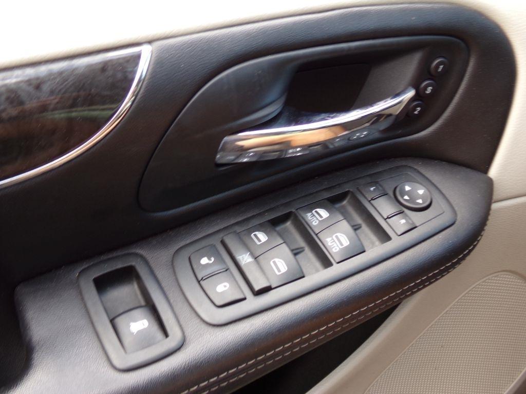 Chrysler Town & Country  2011