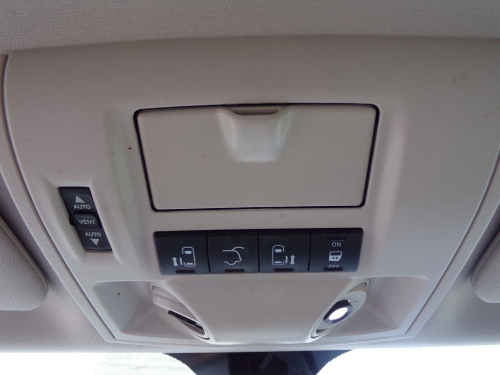 Chrysler Town & Country  2011