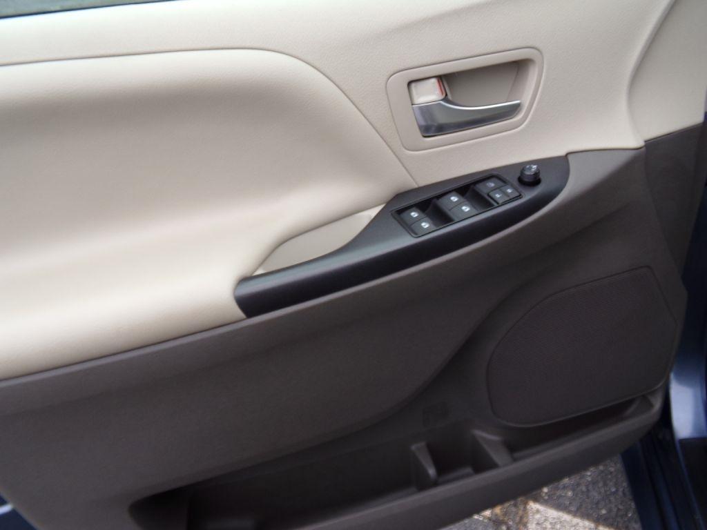 Toyota Sienna  2016