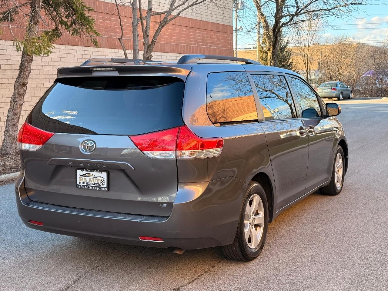 Toyota Sienna LE FWD 8-Passenger V6 2012
