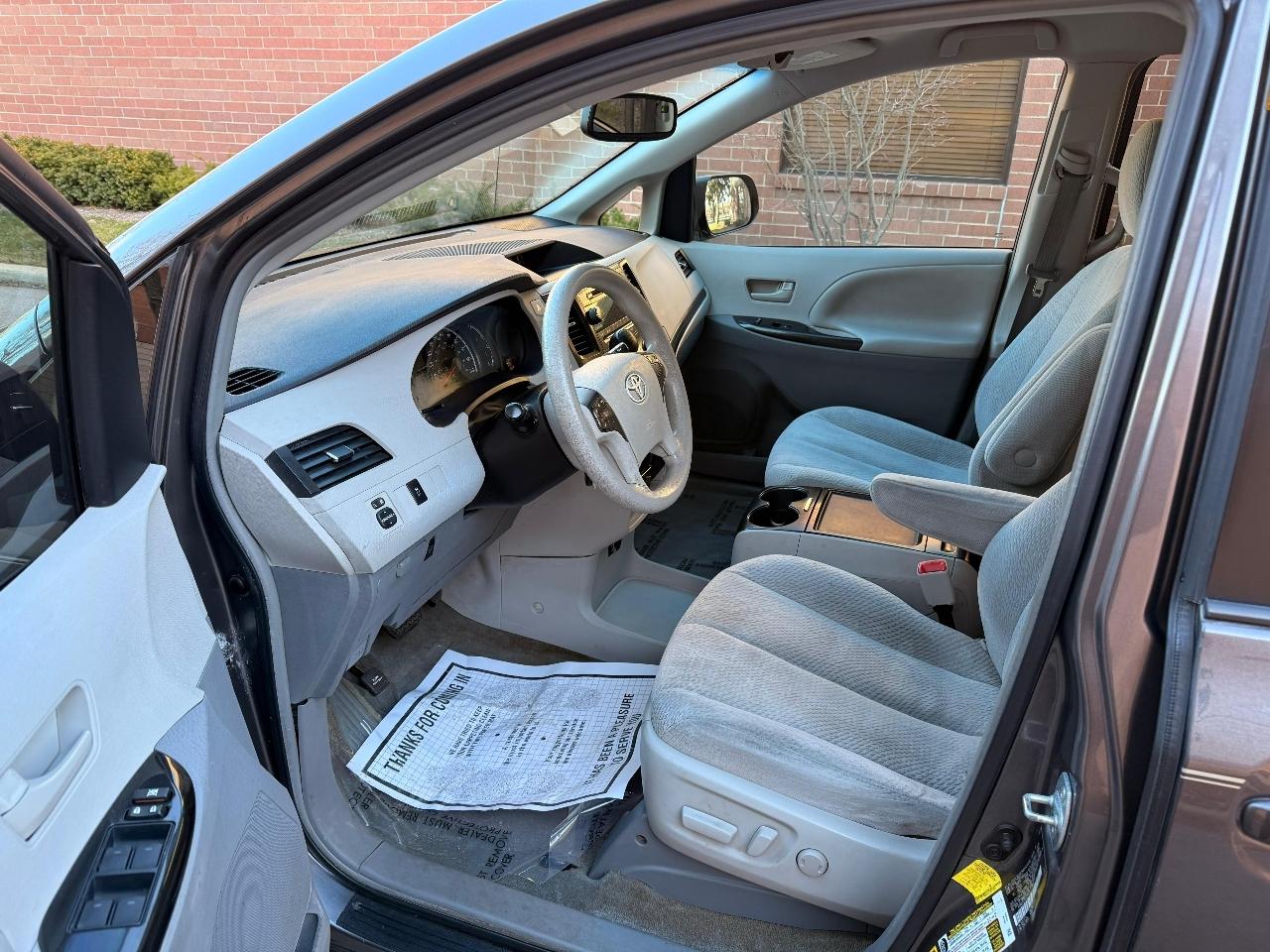 Toyota Sienna LE FWD 8-Passenger V6 2012