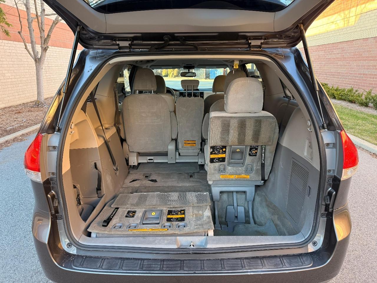 Toyota Sienna LE FWD 8-Passenger V6 2012