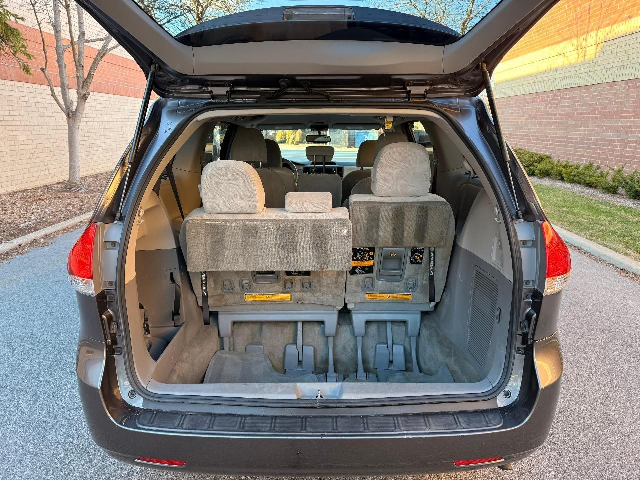 Toyota Sienna LE FWD 8-Passenger V6 2012