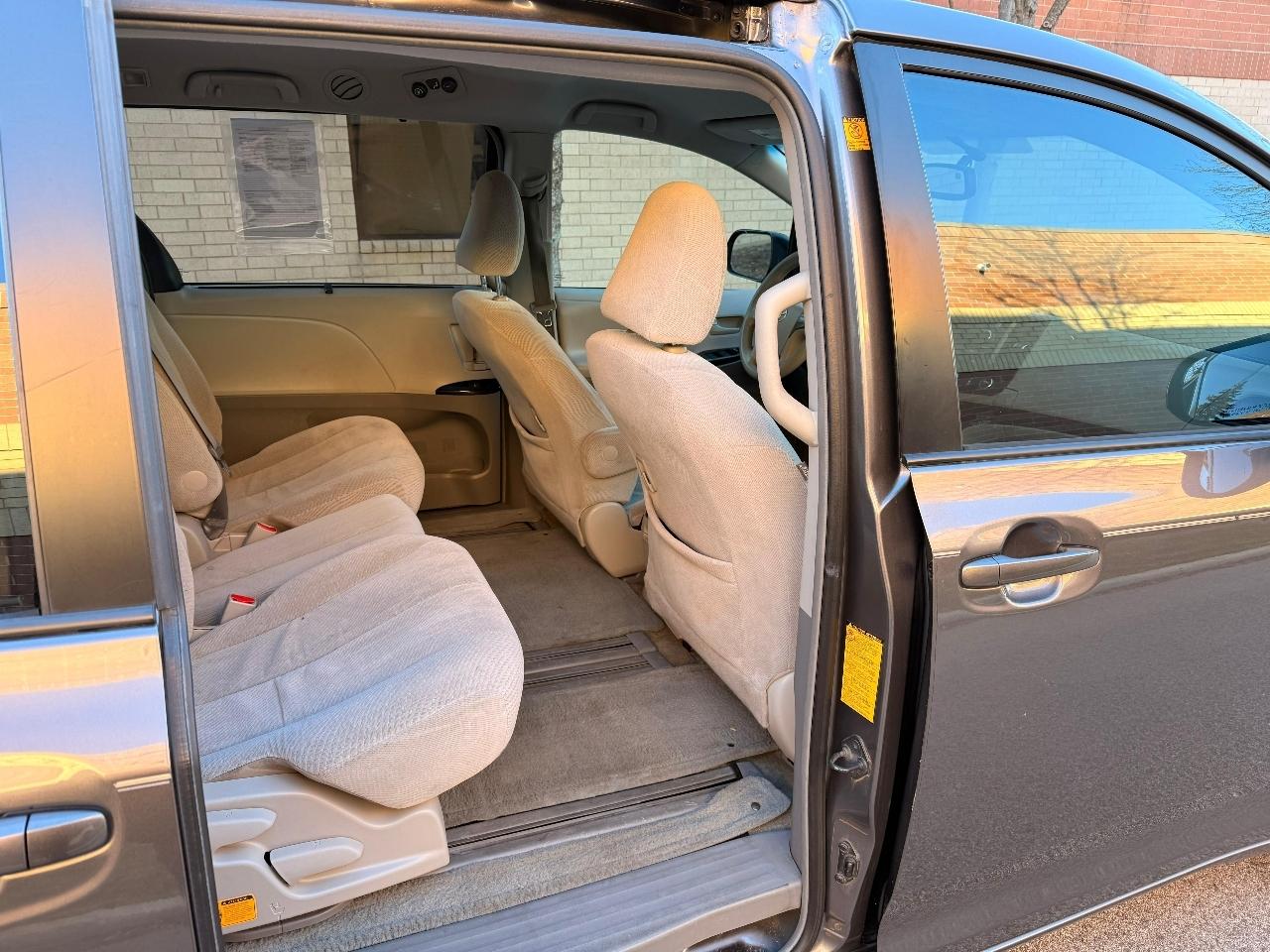 Toyota Sienna LE FWD 8-Passenger V6 2012